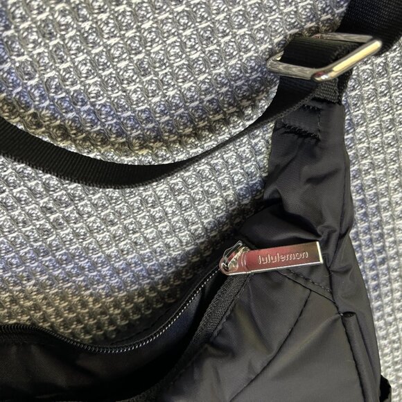 NEW Lululemon Mini Shoulder Crescent Hobo Bag 4L Black - Picture 5 of 6